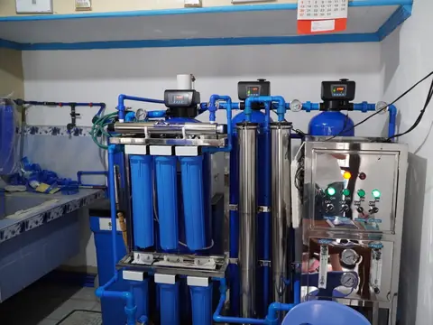Blue filter housings and membrane vessels of a reverse osmosis system on a rack