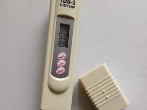 A small dissolved solids meter with its cap